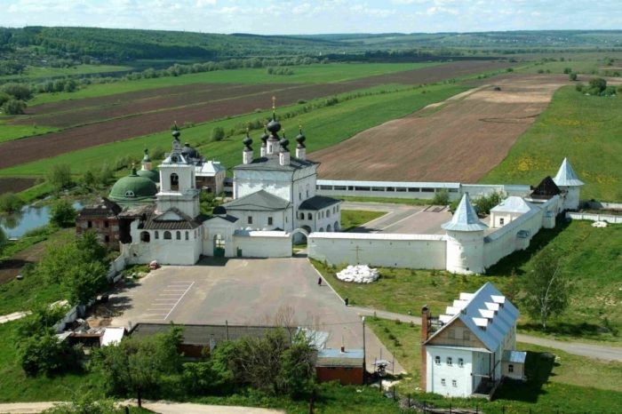 30 крупнейших монастырей Подмосковья