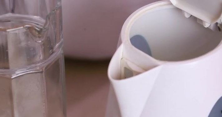Ополаскивание чайника теплой водой