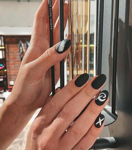 Черно-белые мазки кистью для маникюра