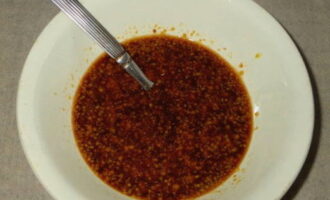 Добавьте в заправку приправу для курицы, соль и перец и хорошо перемешайте. Добавьте в заправку приправу для курицы, соль и перец и хорошо перемешайте.