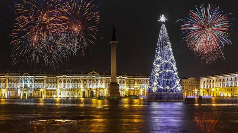 рождественская елка и фейерверк на Slottsplassen